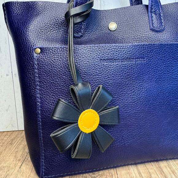 Black Daisy Bag Charm Flower Purse Flair Keychain NEW FAST SHIP Flower Accessory - Picture 1 of 7